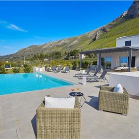 5 bedroom villa with infinity pool, Castellammare del Golfo, sleeps 9